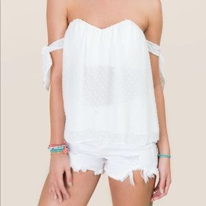 •• Francesca’s white off the shoulder ••